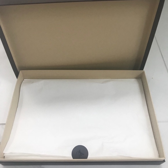 Louis Vuitton Box with Wrapping paper and sticker. - Picture 3 of 4